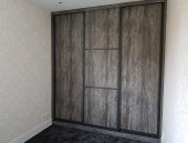 Schuifwand hout met donkere stylen 3 deurs