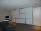 Schuifwand van wit melkglas